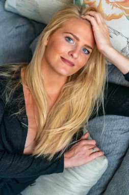 Muhteşem bir sarışın model işten önce evde vakit geçirmekten hoşlanıyor.