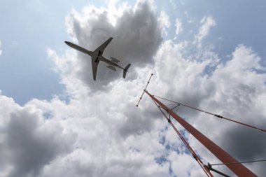 Pilotlar hız ve flapları ayarlarken, ticari bir uçak büyük bir uluslararası havaalanına iniyor. ATC, yoğun hava trafiğinin ortasında pürüzsüz ve güvenli bir iniş yaparak yaklaşımı yönlendirir..