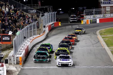 Dawsonville 'den CHASE ELLIOTT (9), Winston-Salem NC' deki Bowman Gray Stadyumu 'nda yapılan Cook Out Clash sırasında GA ön tarafta yarıştı..