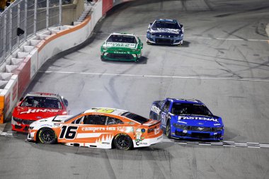 NASCAR Cup Serisi sürücüsü, Los Gatos, CA 'dan AJ ALLMENDINGER (16), Winston-Salem NC' deki Bowman Gray Stadyumu 'nda gerçekleşen Mangal Çatışması sırasında dikkat bayrağını çıkardı..