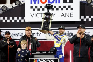 Dawsonville 'den CHASE ELLIOTT (9), GA Winston-Salem, NC, ABD' deki Bowman Gray Stadyumu 'nda The Cookout Clash kazandı..