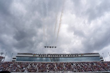 ABD 'nin FL eyaletinin Daytona Sahili' nde Daytona 500 'e ev sahipliği yapan ABD Hava Kuvvetleri Thunderbird' leri, Daytona Uluslararası Yarış Pisti 'nde üstgeçişi gerçekleştirdi..