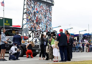 Başkan Donald J. Trump Daytona Beach, FL 'deki Daytona 500 yarışı başlamadan önce Daytona Uluslararası Yarış Pisti' ne geldi..