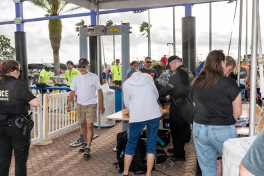 Donald J. Trump 'ın Daytona 500' e katılması için Daytona Uluslararası Yarış Pistine girmeden önce Gizli Servis ve İç Güvenlik görevlileri şahısları ve eşyalarını iyice inceledi..