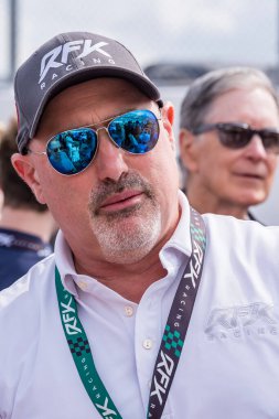 NASCAR Kupa Serisi takım başkanı Steve Newmark Daytona 500 'den önce Daytona Beach FL' deki Daytona International Speedway 'de takımıyla konuştu..