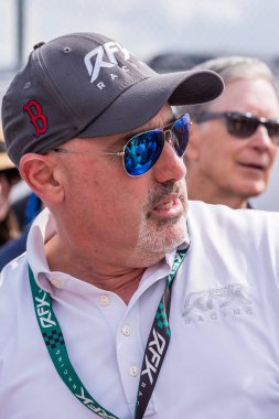 NASCAR Kupa Serisi takım başkanı Steve Newmark Daytona 500 'den önce Daytona Beach FL' deki Daytona International Speedway 'de takımıyla konuştu..