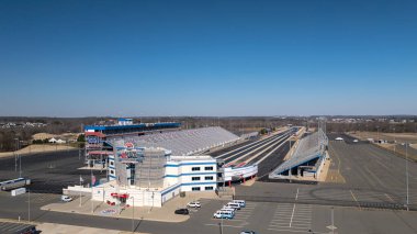 Concord, NC 'de ZMax Dragway' in hava görüntüsü her iki tarafında tribünler bulunan son model dört şeritli kalkış pistini gösteriyor. Tesis, NHRA Dört-Geniş ve Carolina Ulusal yarışmalarına ev sahipliği yapıyor..