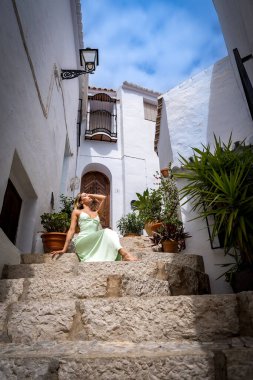 Çarpıcı İspanyol modeli, Frigiliana sokaklarında geleneksel kıyafetlerini sergiliyor..