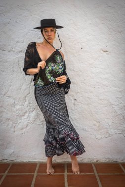 Şehvetli Venezuelalı model geleneksel İspanyol kıyafetleriyle kıvrımlar ve güzellik sergiliyor, zarif üstsüz..