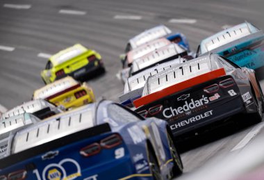 Las Vegas 'tan KYLE BUSCH (8), Hampton GA' daki Atlanta Motor Yarış Pisti 'nde Ambetter Health 400 sırasında NV ön yolda yarışıyor..