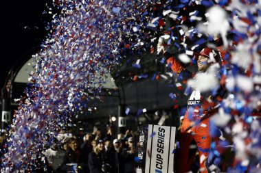 16 Şubat 2025-Daytona Plajı, FL; Charlotte 'dan WILLIAM BYRON (24), NC Daytona Sahili' nde Daytona 500 kazandı..