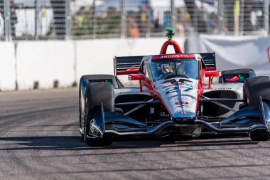 NTT INDYCAR SERIES sürücüsü, Jüpiter 'den KYLE KIRKWOOD (27) (ABD), St. Petersburg St. Petersburg FL' deki St. Petersburg Sokakları 'nda düzenlenen Firestone Grand Prix tatbikatı sırasında dönüşler boyunca seyahat eder..