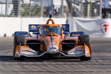 Auckland, Yeni Zelandalı NTT INDYCAR SERIES sürücüsü SCOTT DIXON (9), St. Petersburg St. Petersburg FL 'deki The Streets of St. Petersburg FL' de düzenlenen Firestone Grand Prix tatbikatı sırasında dönüşler boyunca seyahat eder..