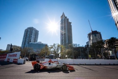 NTT INDYCAR SERIES (4) Şikago, IL 'den DAVID MALUKAS (4), St. Petersburg St. Petersburg' daki St. Petersburg Caddeleri 'ndeki Firestone Grand Prix tatbikatı sırasında dönüşler boyunca seyahat eder..