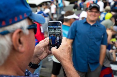 Daytona, FL, ABD 'deki Daytona Sahili' ndeki Daytona 500 'den önce taraftarlar Daytona Uluslararası Yarış Pistini görmektedirler..