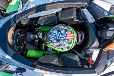 NTT INDYCAR SERIES sürücüsü, CONOR DALY (76) (ABD), St Petersburg St. Petersburg FL 'de St. Petersburg Caddeleri' ndeki Firestone Grand Prix için çalışmadan önce kokpite bağlanır..