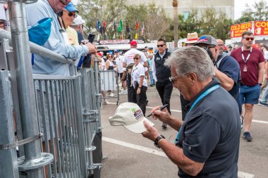 St. Petersburg 'daki St. Petersburg sokaklarında St. Petersburg' un Firestone Grand Prix 'sinden önce hayranları için imza dağıtıyor..