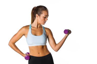 Esmer bir fitness modeli çalışmaya hazırlanıyor.