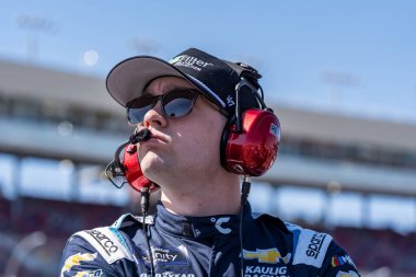 Mar 08, 2025-Avondale, AZ; NASCAR Xfinity Serisi sürücüsü, CHRISTIAN ECKES (16), Avondale, AZ 'deki Phoenix Hipodromu' ndaki GOVX 200 'e katılmaya hazırlanıyor..