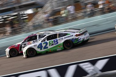 23 Mart 2025-Homestead, FL: Rochester Hills, Michigan 'dan BRAD KESELOWSKI (6) Homestead, FL' de Straight Talk Wireless 400 sırasında pozisyon için savaşıyor.