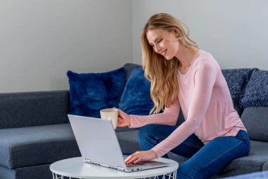 Genç, güzel bir kadın sessizce evinde oturuyor, gününü düzenlemek için elektronik aletlerini kullanıyor. Etrafı sükunetle çevrili, odaklanmayı ve rahatlamayı dengeliyor, ileride olacaklara özenle hazırlanıyor..