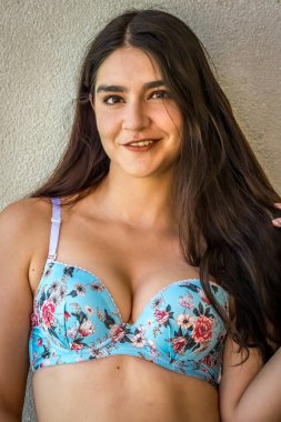 Çarpıcı esmer bir kadın, Meksika tatilinde neşeli pozlar veriyor. Güzelliği, sıcak güneş ve nefes kesici manzarayla gelişiyor. Kaygısız bir ruh yayıyor, neşeli bayram havasını kucaklıyor..