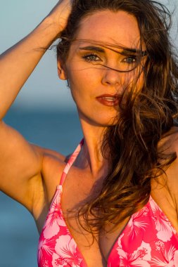 Çekici sarışın bir model, sakin bir Meksika plajında güven içinde poz veriyor. Güzelliği altın kum, nazik dalgalar ve nefes kesen doğal zarafetin sergilenen sıcak tropikal esintisiyle uyum içinde..