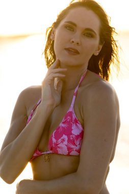 Çekici sarışın bir model, sakin bir Meksika plajında güven içinde poz veriyor. Güzelliği altın kum, nazik dalgalar ve nefes kesen doğal zarafetin sergilenen sıcak tropikal esintisiyle uyum içinde..