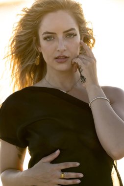 Çekici sarışın bir model, sakin bir Meksika plajında güven içinde poz veriyor. Güzelliği altın kum, nazik dalgalar ve nefes kesen doğal zarafetin sergilenen sıcak tropikal esintisiyle uyum içinde..