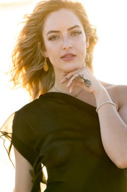 Çekici sarışın bir model, sakin bir Meksika plajında güven içinde poz veriyor. Güzelliği altın kum, nazik dalgalar ve nefes kesen doğal zarafetin sergilenen sıcak tropikal esintisiyle uyum içinde..