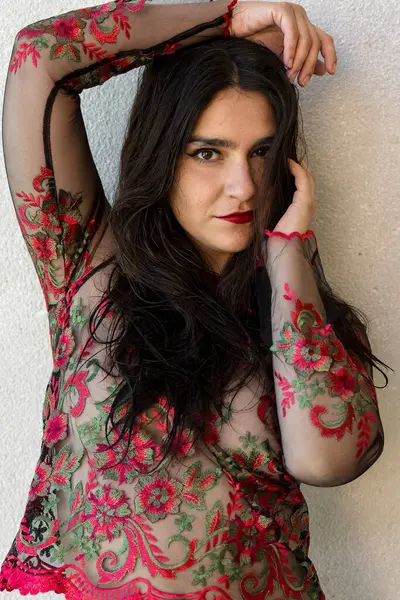 Muhteşem bir İspanyol kadın Karayip tatilinde şehvetli iç çamaşırlarıyla poz veriyor. Doğal ışıkla yıkanmış, kıvrımları, çarpıcı tropikal zemine karşı zarafeti ve cazibeyi harmanlayarak çok güzel çizilmiş..