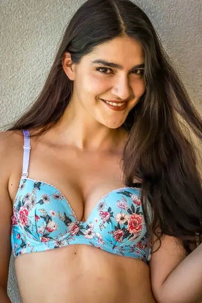 Çarpıcı esmer bir kadın, Meksika tatilinde neşeli pozlar veriyor. Güzelliği, sıcak güneş ve nefes kesici manzarayla gelişiyor. Kaygısız bir ruh yayıyor, neşeli bayram havasını kucaklıyor..