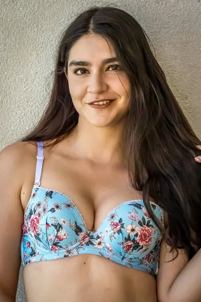 Çarpıcı esmer bir kadın, Meksika tatilinde neşeli pozlar veriyor. Güzelliği, sıcak güneş ve nefes kesici manzarayla gelişiyor. Kaygısız bir ruh yayıyor, neşeli bayram havasını kucaklıyor..