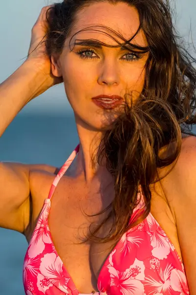 Çekici sarışın bir model, sakin bir Meksika plajında güven içinde poz veriyor. Güzelliği altın kum, nazik dalgalar ve nefes kesen doğal zarafetin sergilenen sıcak tropikal esintisiyle uyum içinde..