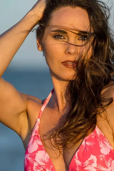 Çekici sarışın bir model, sakin bir Meksika plajında güven içinde poz veriyor. Güzelliği altın kum, nazik dalgalar ve nefes kesen doğal zarafetin sergilenen sıcak tropikal esintisiyle uyum içinde..