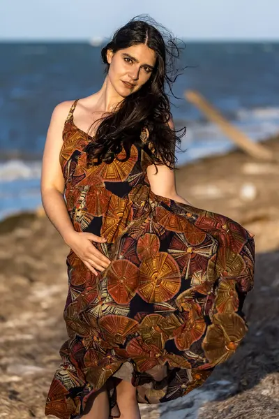 Çarpıcı esmer bir kadın, Meksika tatilinde neşeli pozlar veriyor. Güzelliği, sıcak güneş ve nefes kesici manzarayla gelişiyor. Kaygısız bir ruh yayıyor, neşeli bayram havasını kucaklıyor..