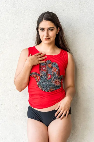 Çarpıcı esmer bir kadın, Meksika tatilinde neşeli pozlar veriyor. Güzelliği, sıcak güneş ve nefes kesici manzarayla gelişiyor. Kaygısız bir ruh yayıyor, neşeli bayram havasını kucaklıyor..