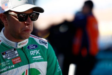 Rochester Hills, Michigan 'dan BRAD KESELOWSKI (6) Las Vegas, NV' de Pennzoil 400 antrenmanına hazırlanıyor..