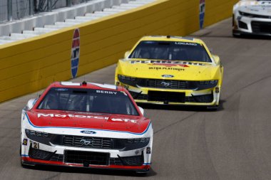Hendersonville 'den JOSH BERRY (21), TN Las Vegas, NV' deki Pennzoil 400 sırasında pozisyon almak için savaşıyor.