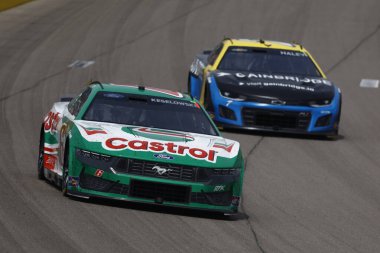 Rochester Hills, Michigan 'dan BRAD KESELOWSKI (6) Las Vegas, NV' de Pennzoil 400 sırasında pozisyon için savaşıyor.