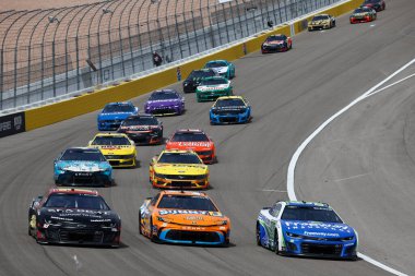 TY DILLON (10), NC Las Vegas, NV 'de Pennzoil 400 sırasında pozisyon için savaşıyor.
