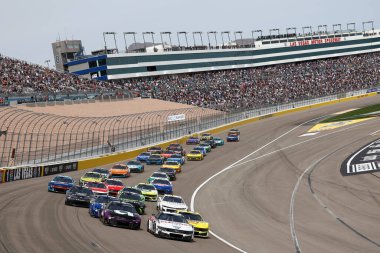 Mooresville 'den AUSTIN CINDRIC (2), NC Las Vegas' taki Pennzoil 400 sırasında pozisyon için savaşıyor.