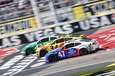 Sherrills Ford 'dan TODD GILLIAND (34), NC Las Vegas' ta Pennzoil 400 sırasında pozisyon almak için savaşıyor..