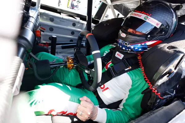 Rochester Hills, Michigan 'dan BRAD KESELOWSKI (6) Las Vegas, NV' de Pennzoil 400 antrenmanına hazırlanıyor..