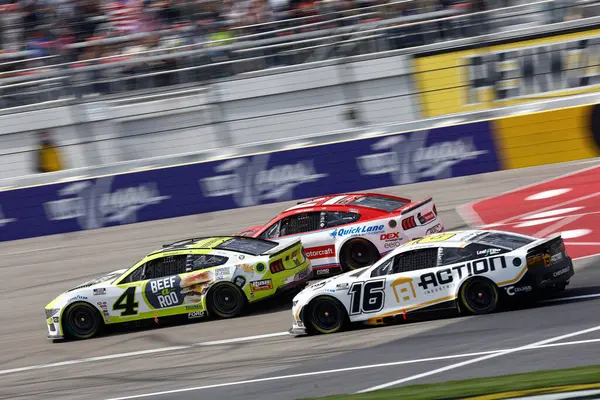 Stratford 'dan AJ ALLMENDINGER (16), WI Las Vegas, NV' de Pennzoil 400 sırasında pozisyon için savaşır..