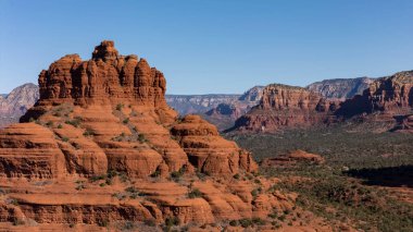 Yukarıdan, Sedona 'nın çarpıcı kırmızı kumtaşı oluşumları güneş ışığı altında parlayan manzaraya hükmediyor. Şehir Coconino Ulusal Ormanı 'nın içine yerleşmiştir. Etrafı çarpıcı çöl arazileri ve yürüyüş yollarıyla çevrilidir..