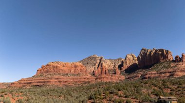 Yukarıdan, Sedona 'nın çarpıcı kırmızı kumtaşı oluşumları güneş ışığı altında parlayan manzaraya hükmediyor. Şehir Coconino Ulusal Ormanı 'nın içine yerleşmiştir. Etrafı çarpıcı çöl arazileri ve yürüyüş yollarıyla çevrilidir..