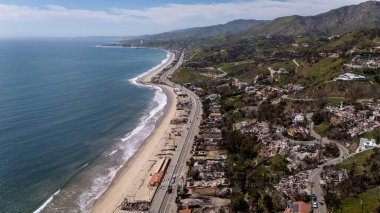Malibu 'nun doğusundaki tahribatı gösteren bir hava manzarası var. Yangınlardan yükselen yangınlar 20,000 dönüm tahliyeyi zorlamış ve 3.000 dönüm araziyi yakmış..