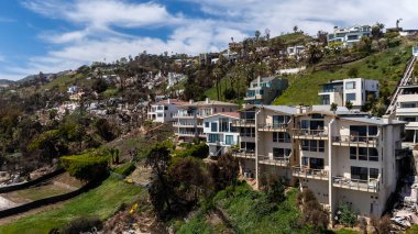 Malibu 'nun doğusundaki tahribatı gösteren bir hava manzarası var. Yangınlardan yükselen yangınlar 20,000 dönüm tahliyeyi zorlamış ve 3.000 dönüm araziyi yakmış..