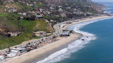 Malibu 'nun doğusundaki tahribatı gösteren bir hava manzarası var. Yangınlardan yükselen yangınlar 20,000 dönüm tahliyeyi zorlamış ve 3.000 dönüm araziyi yakmış..